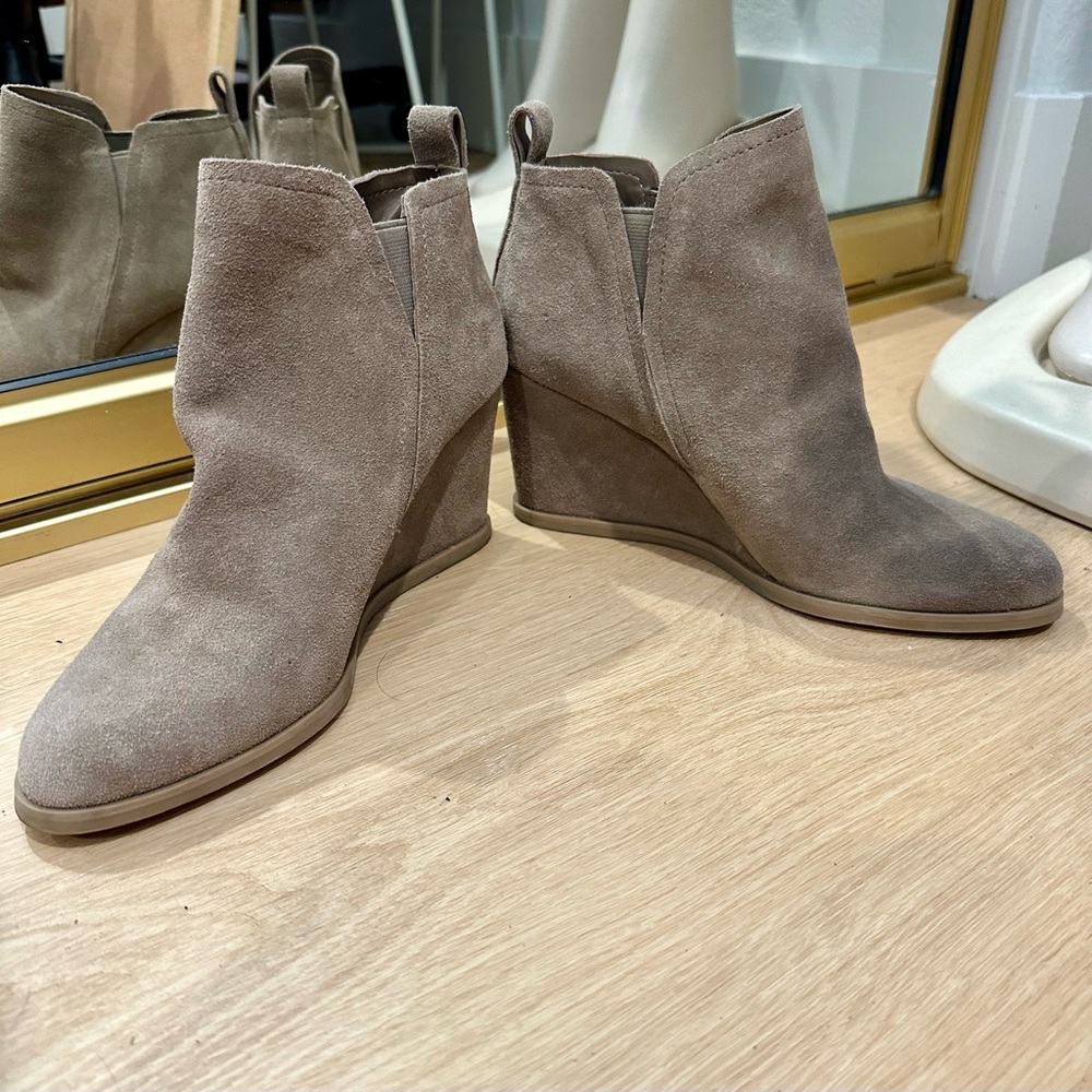 Dolce Vita Gerri ankle bootie suede grey taupe wedge boots 7.5 - Picture 2 of 5